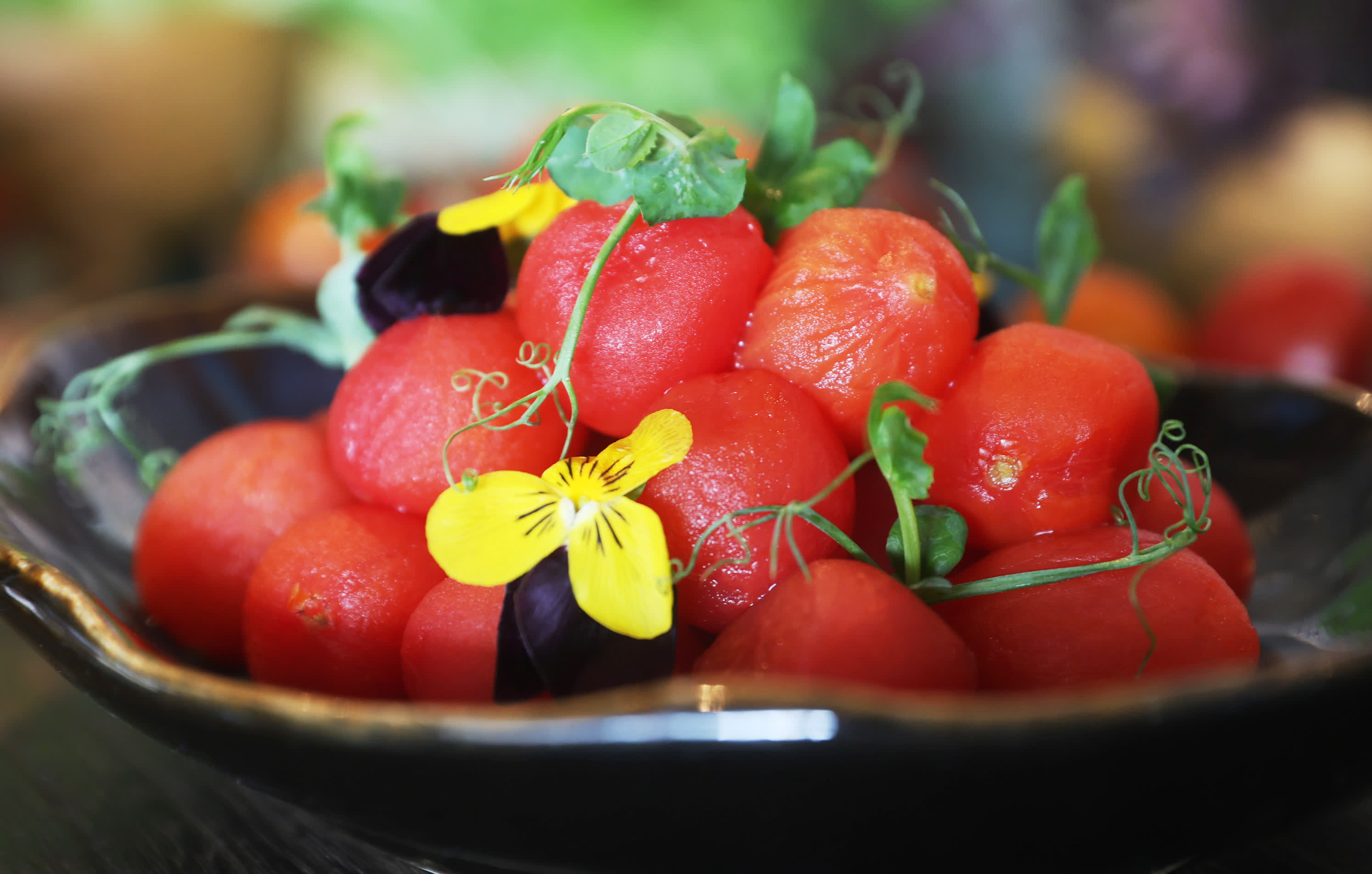 美心集團夥業界推「WeGen farming再生農業」，今天舉行合作啟動禮。場上展示以餐前廚餘轉化而成的酵素耕作、培植的農產品，以及用「再生農產品」烹煮而成的菜式。（香港文匯報記者郭木又攝）