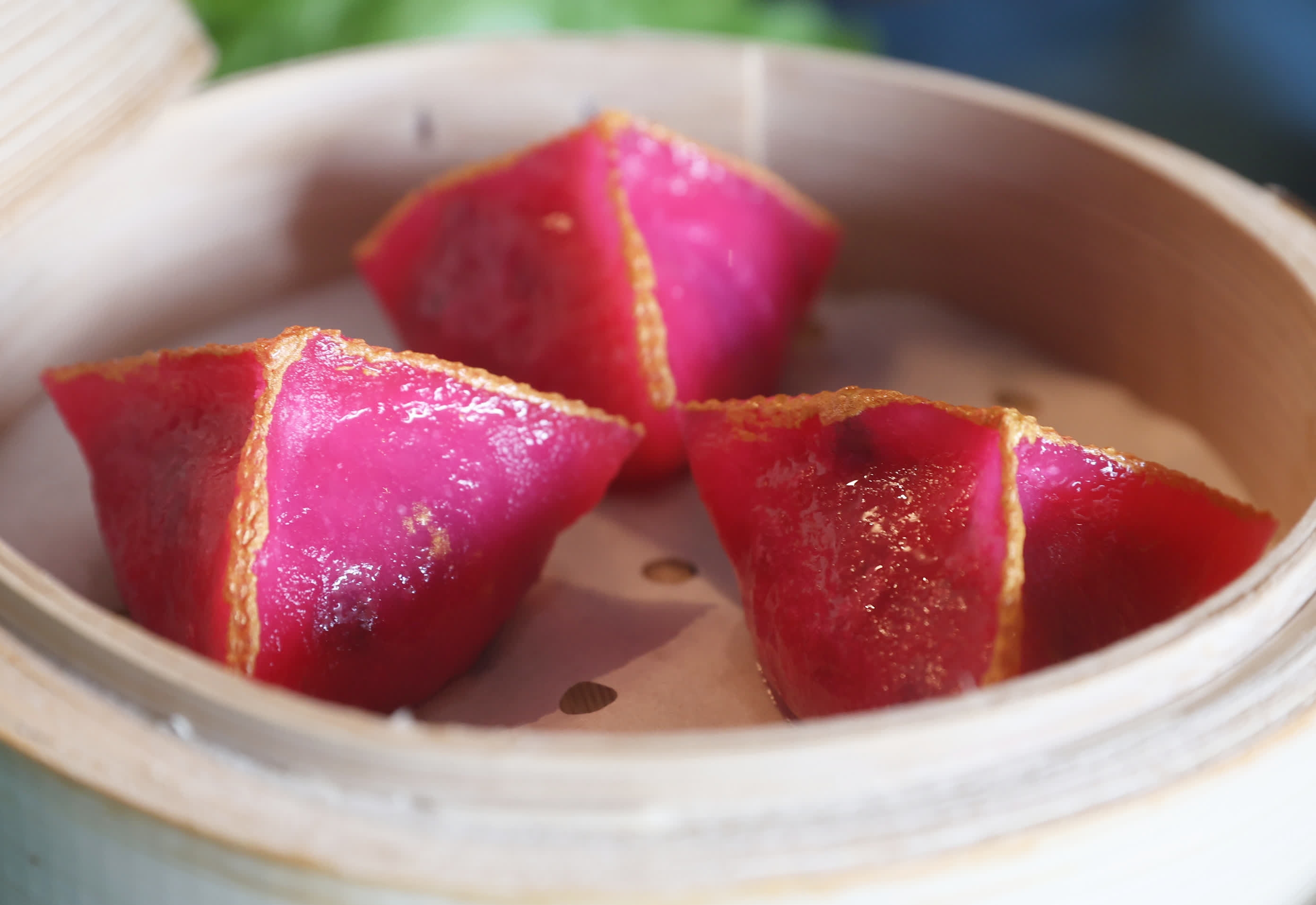 美心集團夥業界推「WeGen farming再生農業」，今天舉行合作啟動禮。場上展示以餐前廚餘轉化而成的酵素耕作、培植的農產品，以及用「再生農產品」烹煮而成的菜式。（香港文匯報記者郭木又攝）