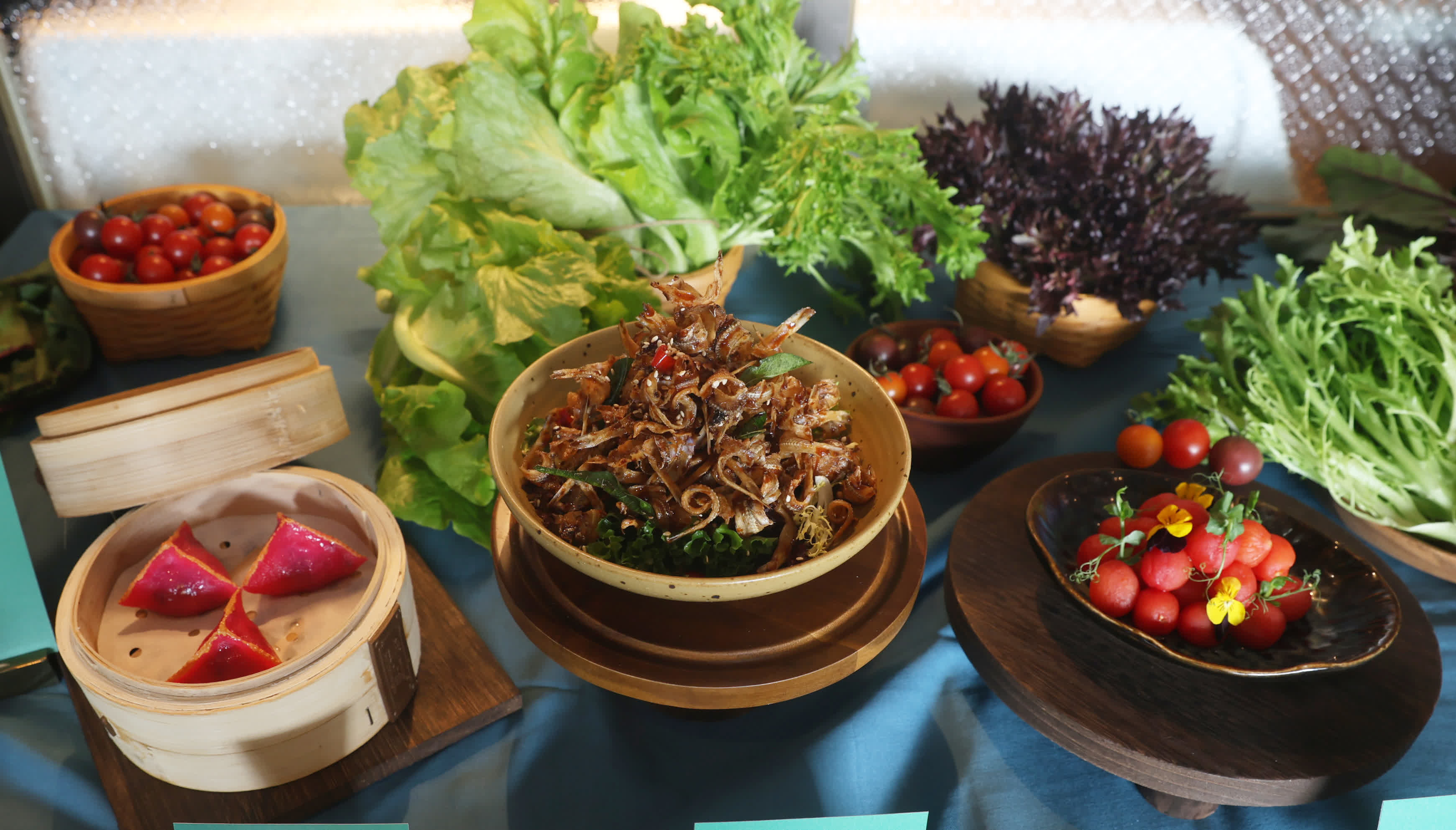 美心集團夥業界推「WeGen farming再生農業」，今天舉行合作啟動禮。場上展示以餐前廚餘轉化而成的酵素耕作、培植的農產品，以及用「再生農產品」烹煮而成的菜式。（香港文匯報記者郭木又攝）