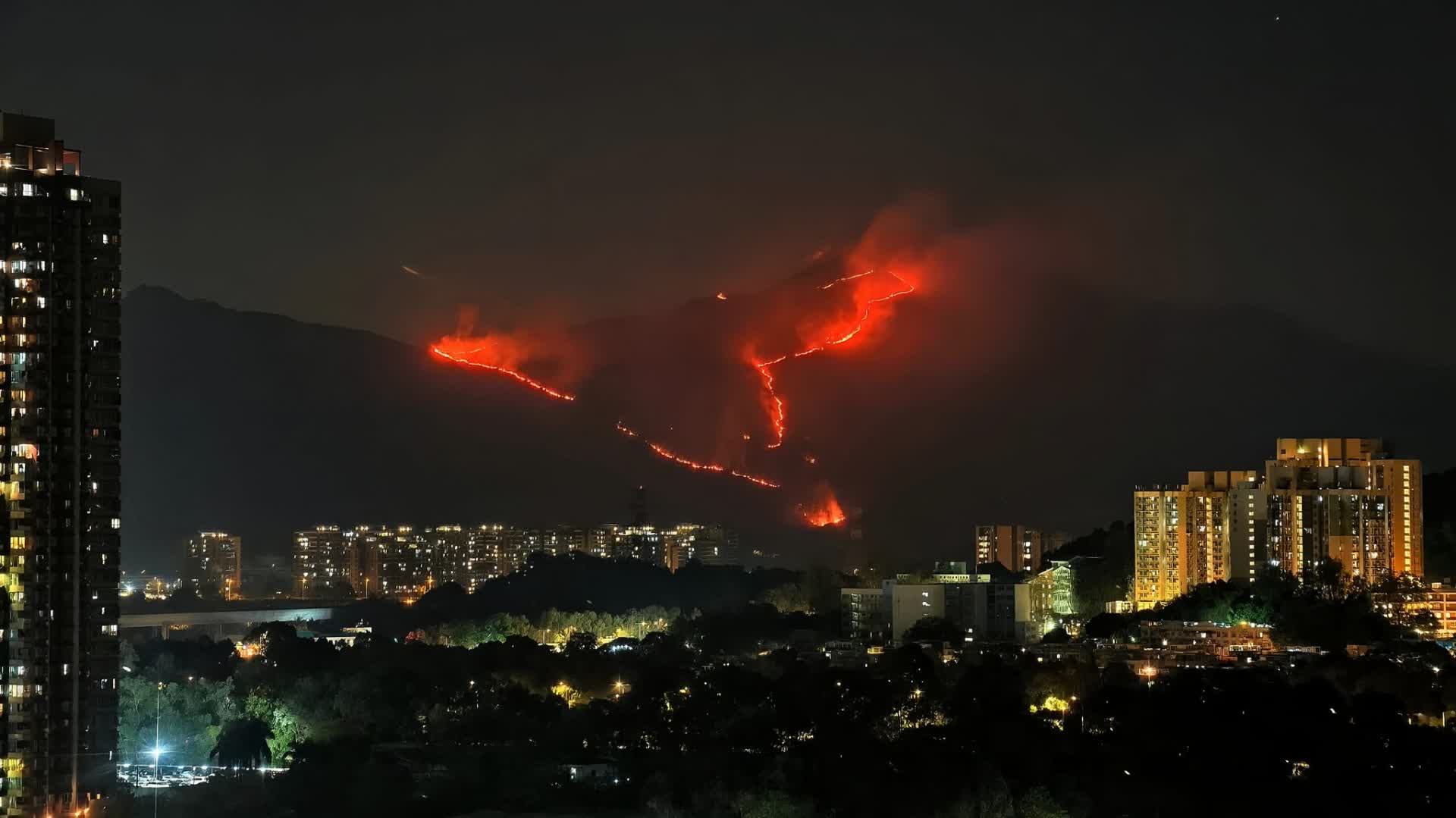 元朗雞公嶺山火受控　消防正動用山火拍撲滅