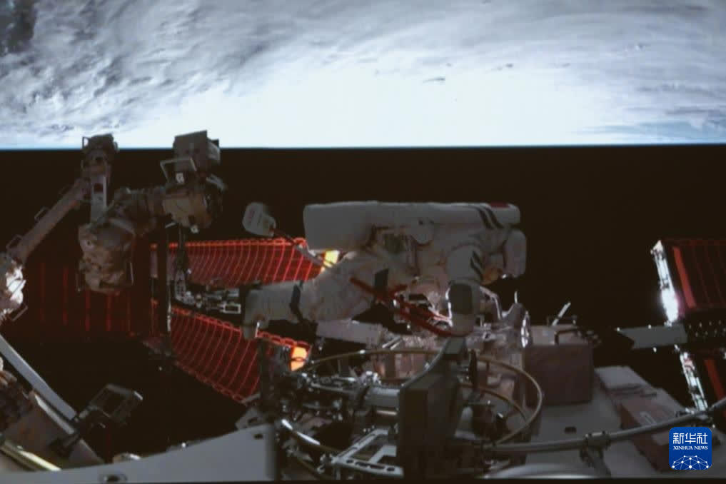 據新華社報道，1月21日1時12分，經過約8.5小時的出艙活動，神舟十九號乘組航天員蔡旭哲、宋令東、王浩澤密切協同，在空間站機械臂和地面科研人員的配合支持下，完成了空間站空間碎片防護裝置安裝、艙外設備設施巡檢等任務。出艙航天員蔡旭哲、宋令東已安全返回問天實驗艙，出艙活動取得圓滿成功。
神舟十九號載人飛船於2024年10月30日成功發射，如今神十九乘組的「太空出差之旅」即將過半。據介紹，後續他們將在軌開展大量科學實驗與技術試驗，還將在忙碌的工作狀態中迎來蛇年新春佳節。
圖為：1月20日在北京航天飛行控制中心拍攝的神舟十九號航天員宋令東在空間站組合體艙外工作的畫面。新華社