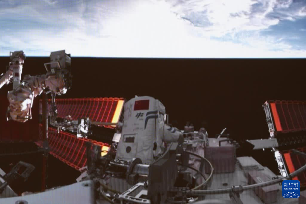 1月20日在北京航天飛行控制中心拍攝的神舟十九號航天員宋令東出艙的畫面。新華社