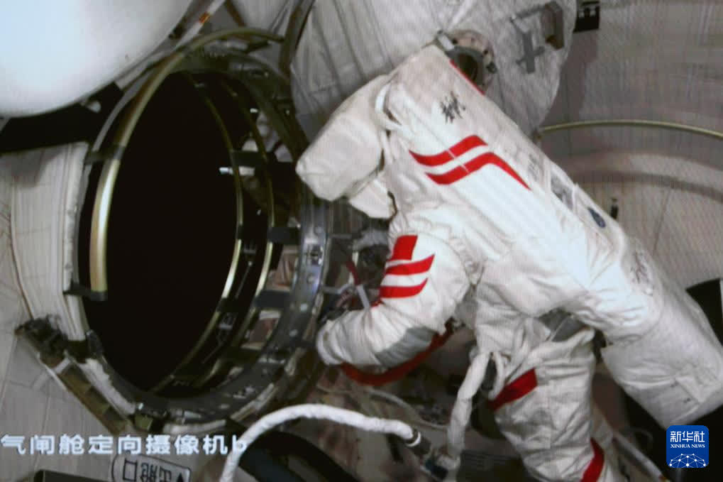 1月20日在北京航天飛行控制中心拍攝的神舟十九號航天員蔡旭哲在氣閘艙艙門內工作的畫面。新華社