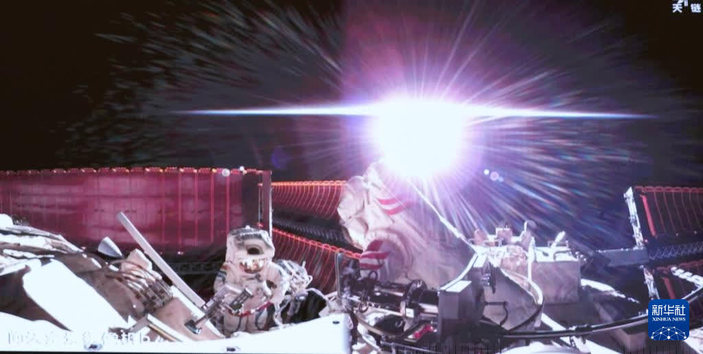 1月20日在北京航天飛行控制中心拍攝的神舟十九號航天員蔡旭哲(右)、宋令東(左)在空間站組合體艙外工作的畫面。新華社