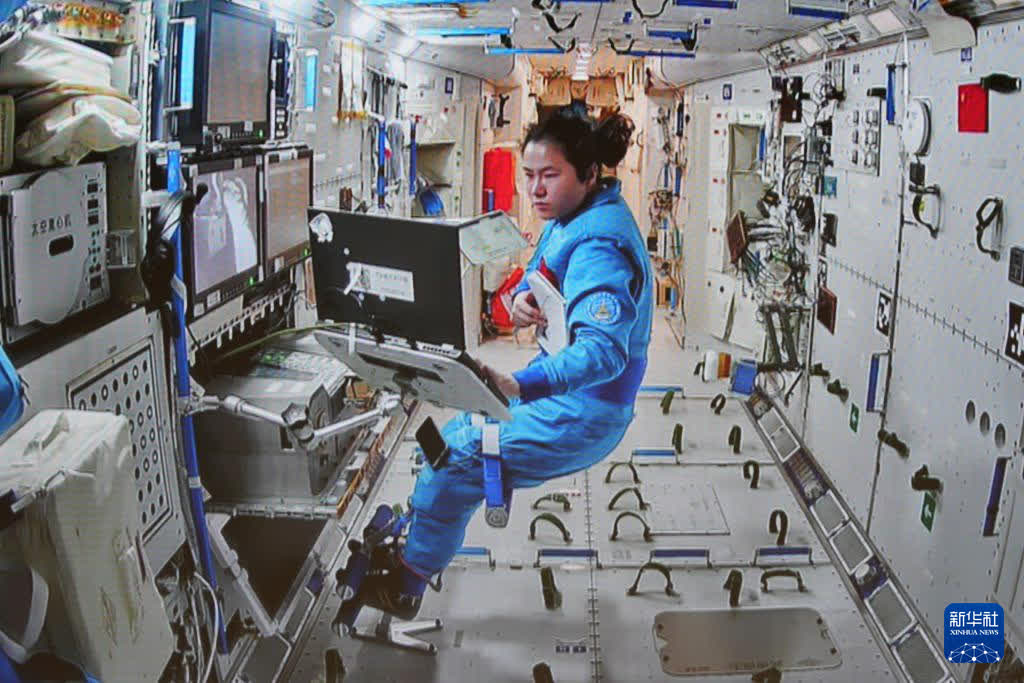 1月20日在北京航天飛行控制中心拍攝的神舟十九號航天員王浩澤在空間站組合體艙內協同工作的畫面。新華社