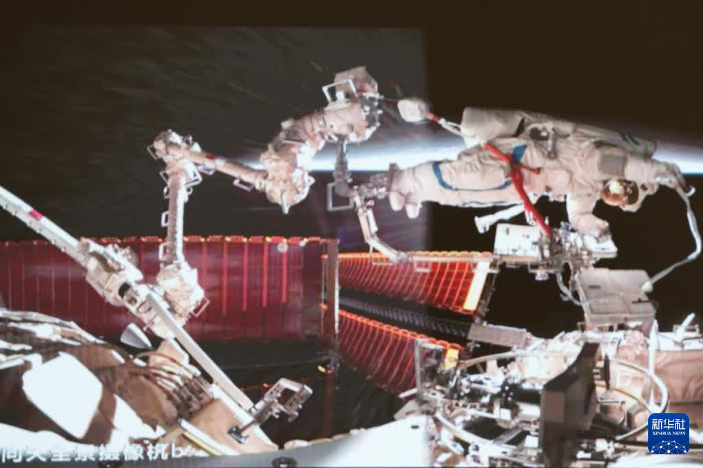 1月20日在北京航天飛行控制中心拍攝的神舟十九號航天員宋令東在空間站組合體艙外工作的畫面。新華社