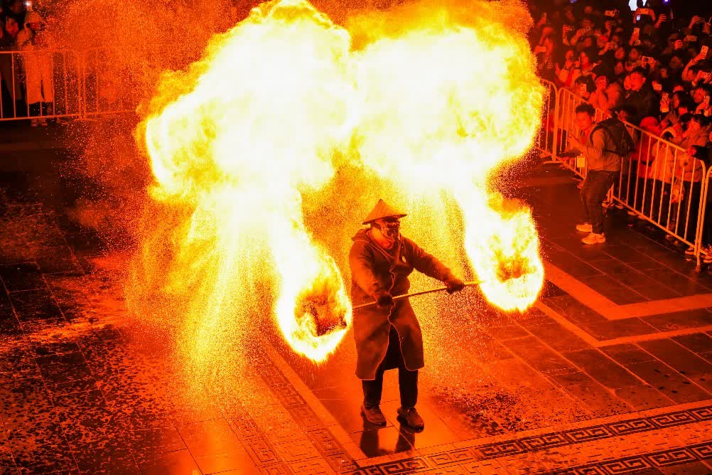 29日晚，2025「花Young莞邑」龍灣花燈會亮燈儀式在東莞龍灣濕地樂跑公園舉行。此次活動時間為1月29日至2月28日，為期一個月，通過璀璨花燈傳遞新春的美好祝福，為市民打造春節期間休閒娛樂的好去處。