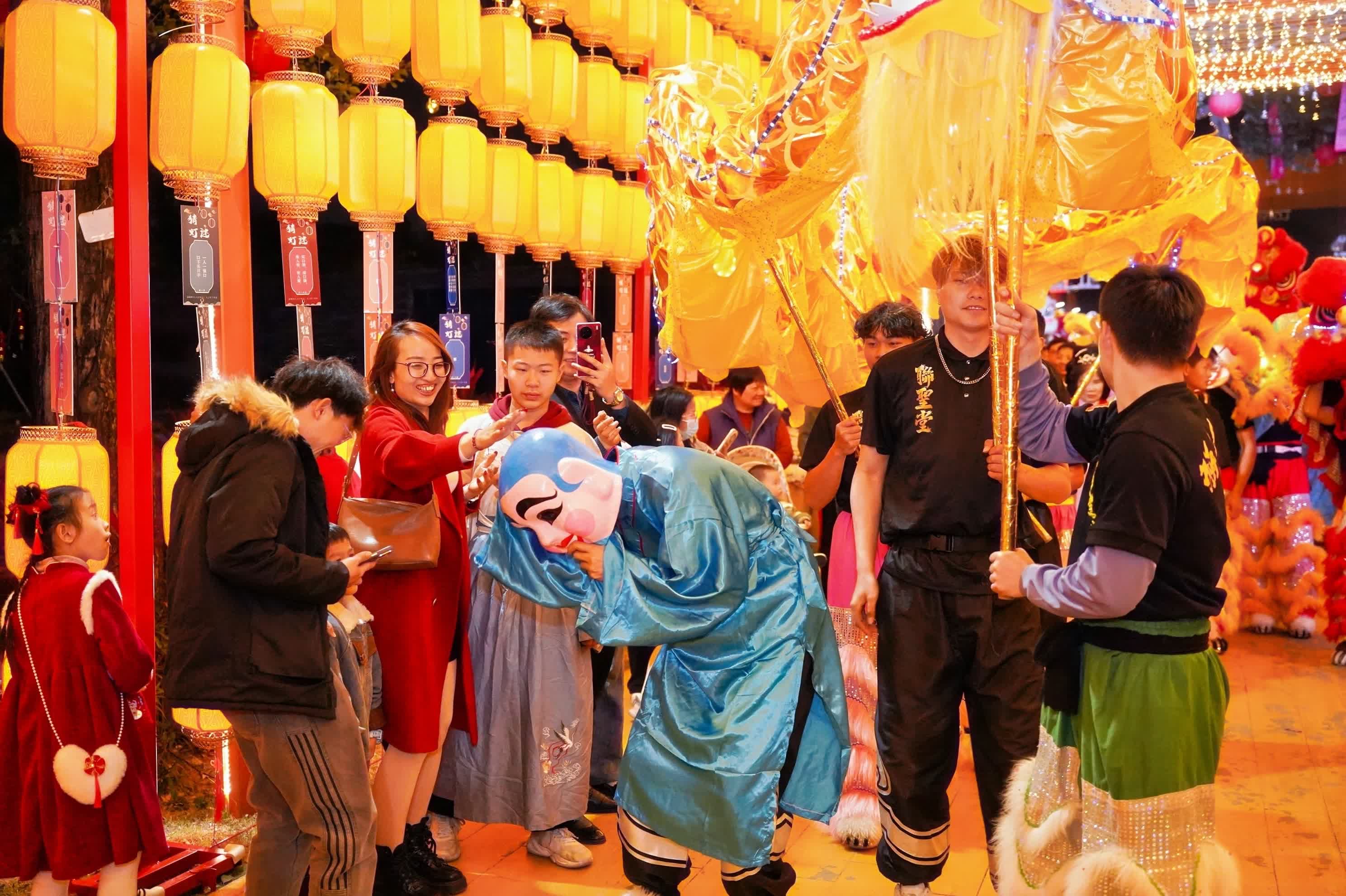 29日晚，2025「花Young莞邑」龍灣花燈會亮燈儀式在東莞龍灣濕地樂跑公園舉行。此次活動時間為1月29日至2月28日，為期一個月，通過璀璨花燈傳遞新春的美好祝福，為市民打造春節期間休閒娛樂的好去處。