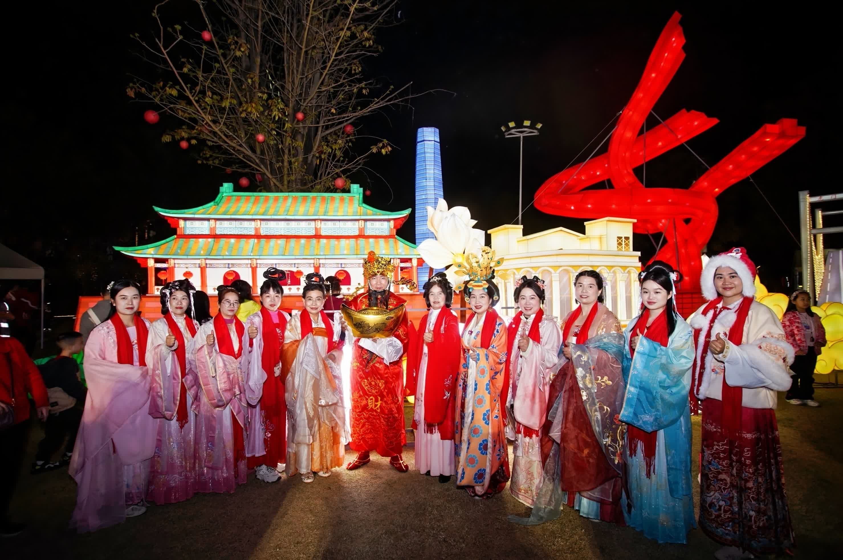 29日晚，2025「花Young莞邑」龍灣花燈會亮燈儀式在東莞龍灣濕地樂跑公園舉行。此次活動時間為1月29日至2月28日，為期一個月，通過璀璨花燈傳遞新春的美好祝福，為市民打造春節期間休閒娛樂的好去處。