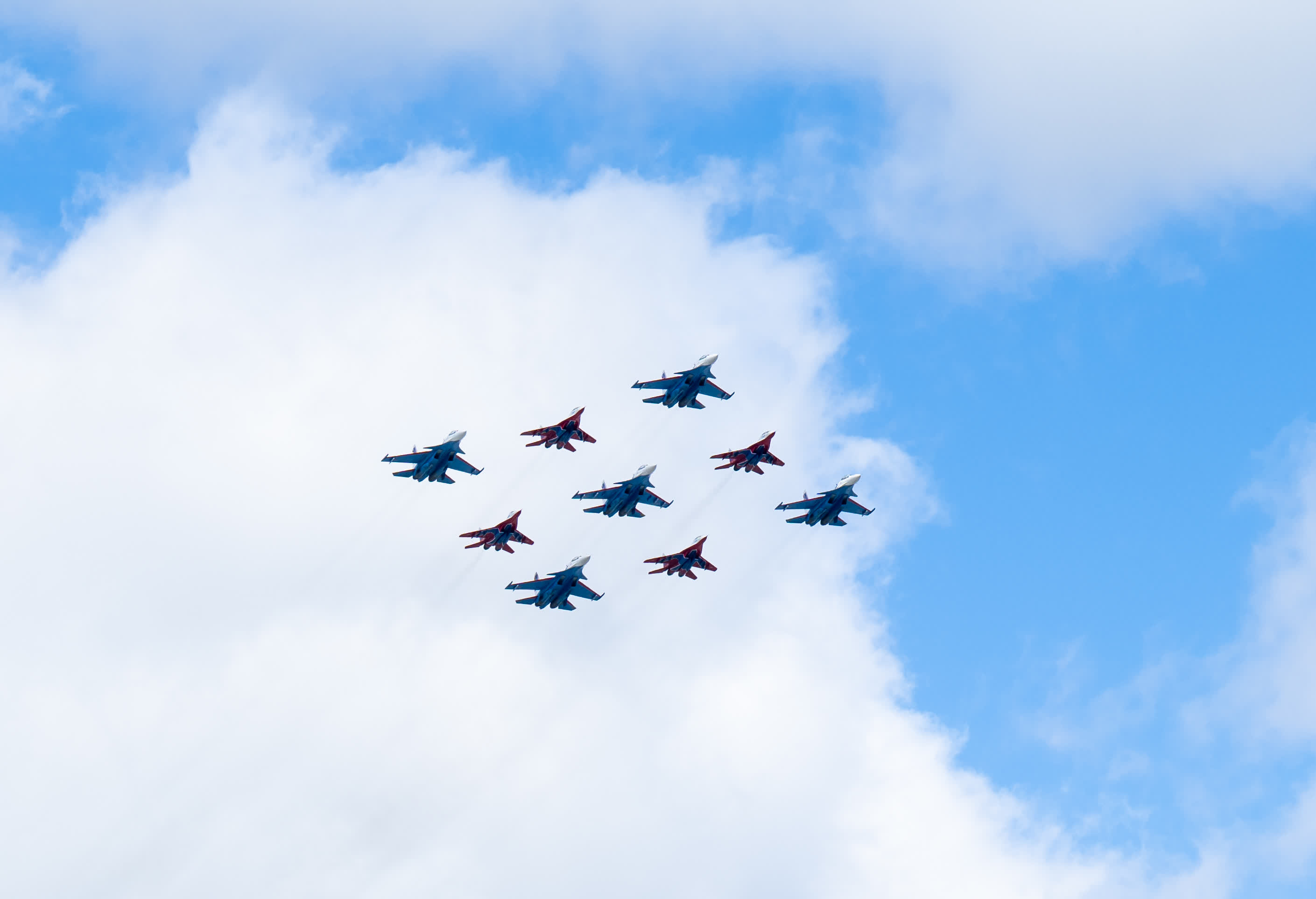 5月5日，在俄羅斯首都莫斯科，戰機編隊飛過紅場，參加蘇聯偉大衛國戰爭勝利80周年閱兵式綵排。（新華社）
