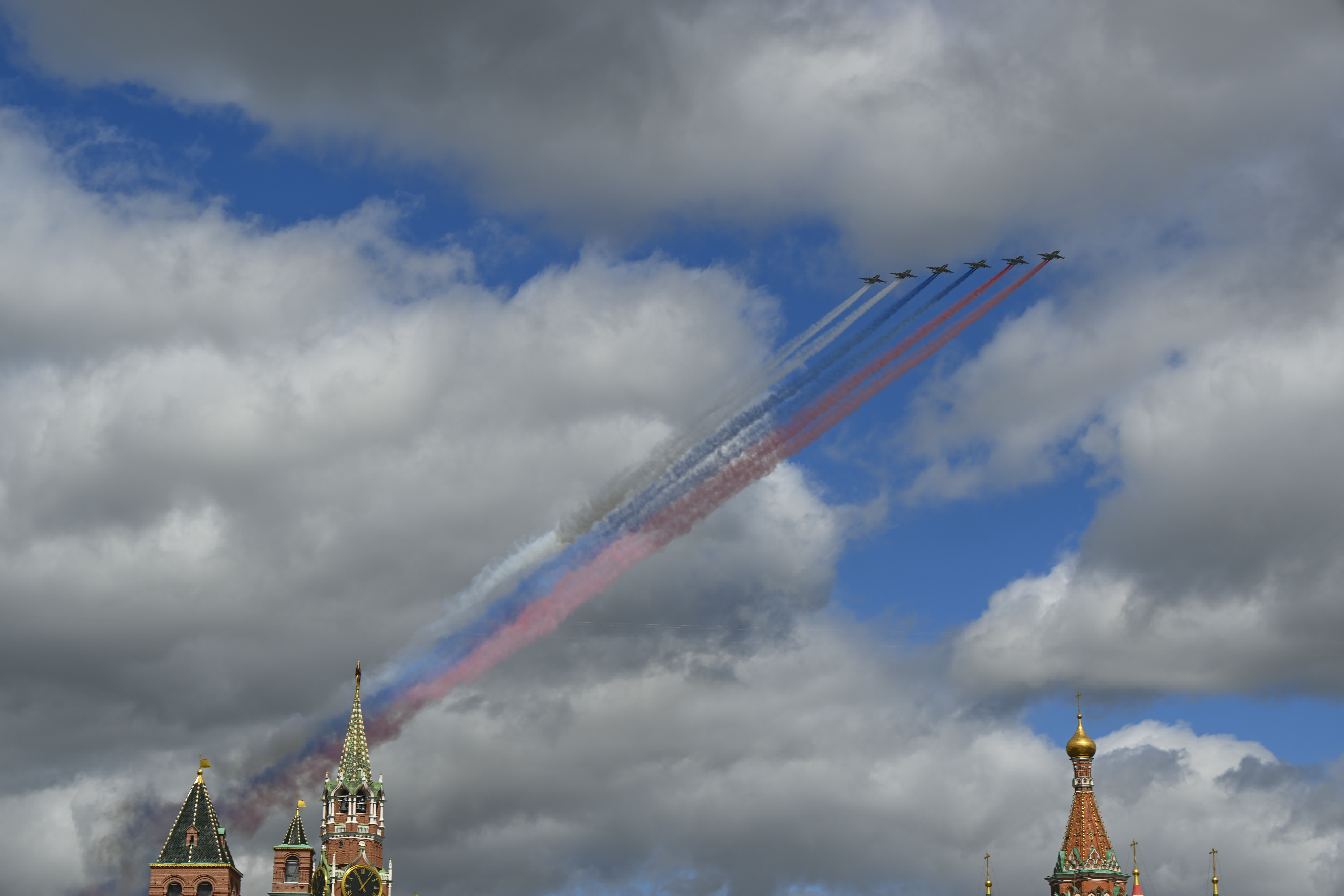 5月5日，在俄羅斯首都莫斯科，戰機編隊飛過紅場，參加蘇聯偉大衛國戰爭勝利80周年閱兵式綵排。（新華社）
