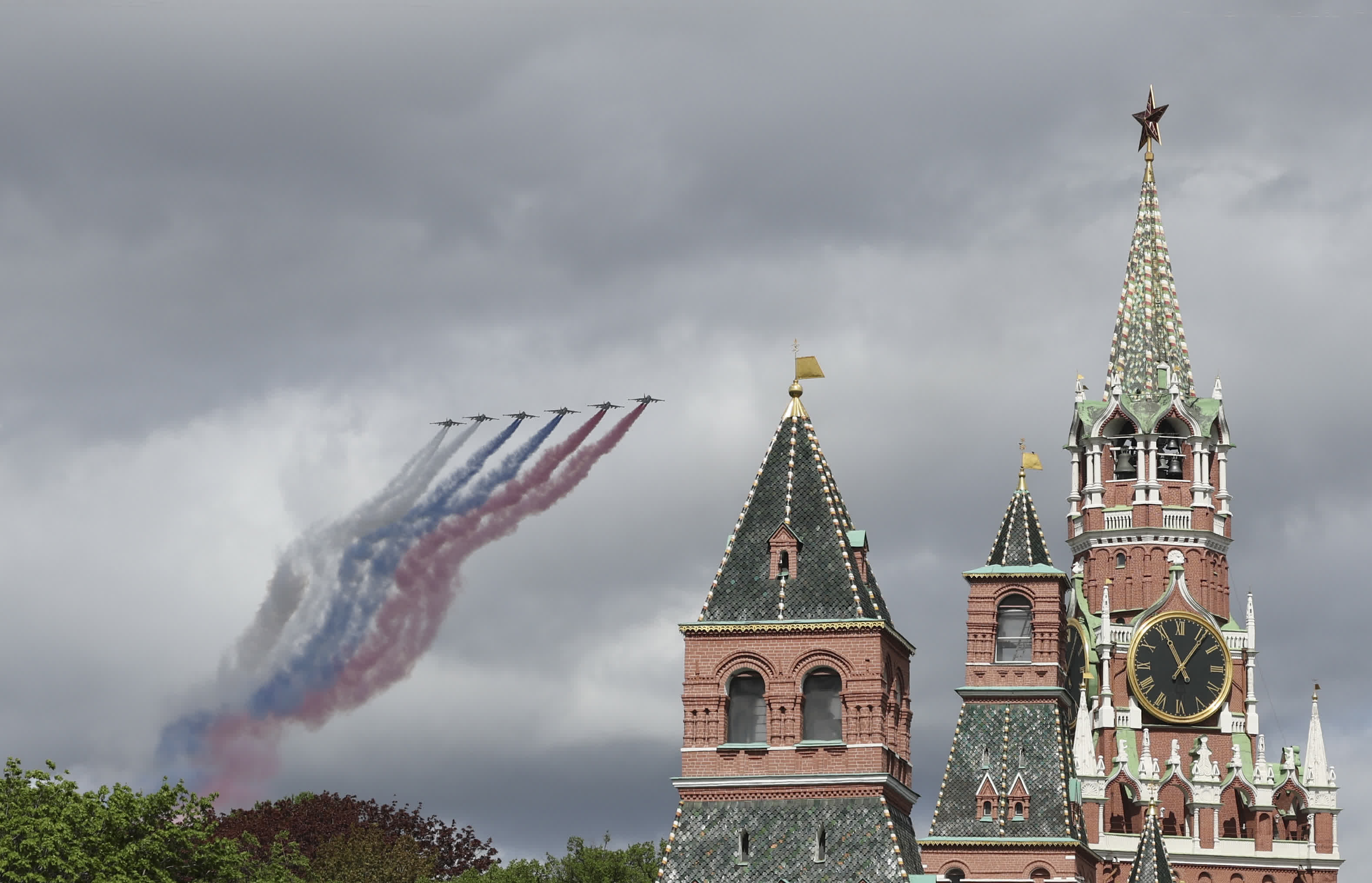 5月5日，在俄羅斯首都莫斯科，戰機編隊飛過紅場，參加蘇聯偉大衛國戰爭勝利80周年閱兵式綵排。（新華社）