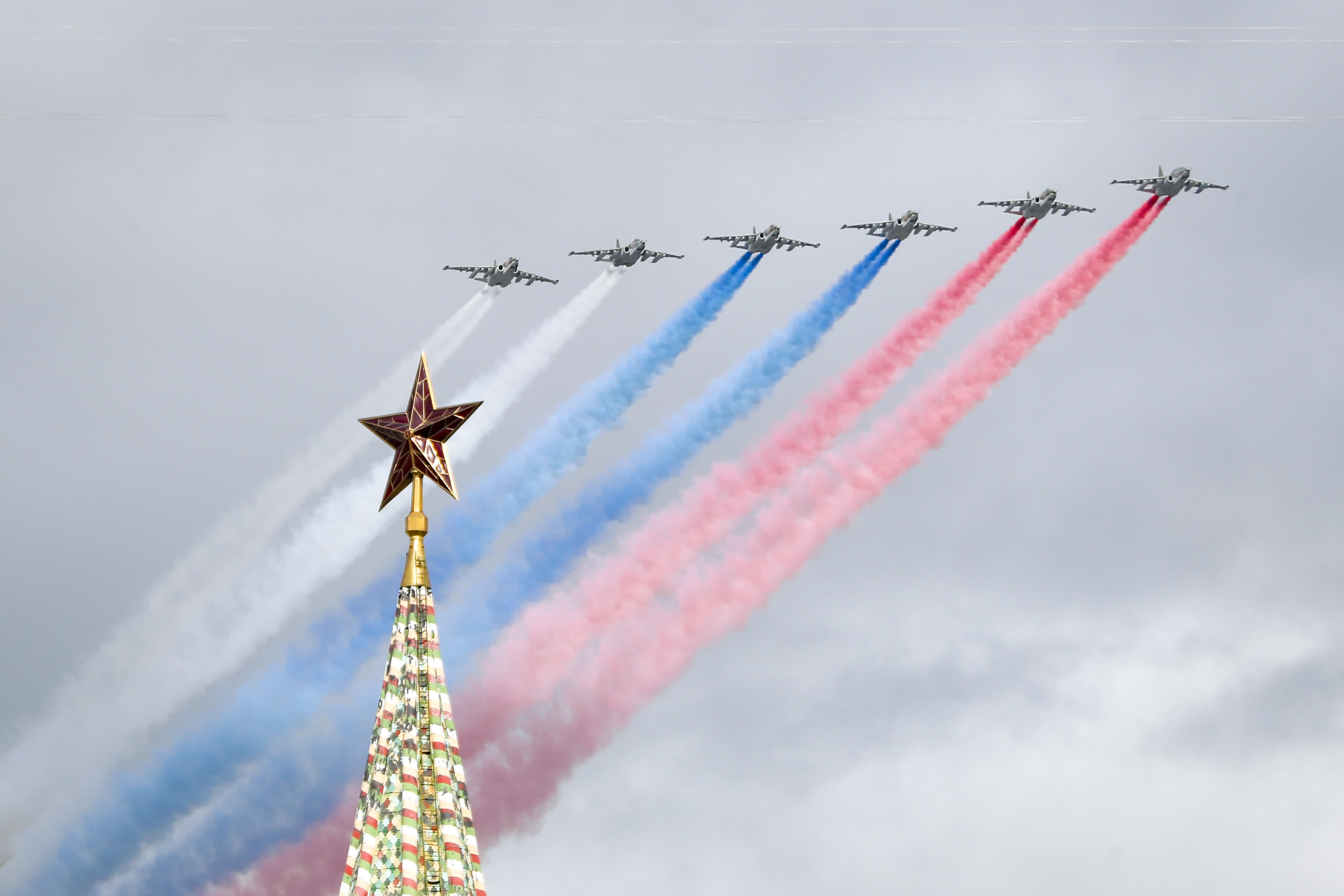 5月5日，在俄羅斯首都莫斯科，戰機編隊飛過紅場，參加蘇聯偉大衛國戰爭勝利80周年閱兵式綵排。（新華社）