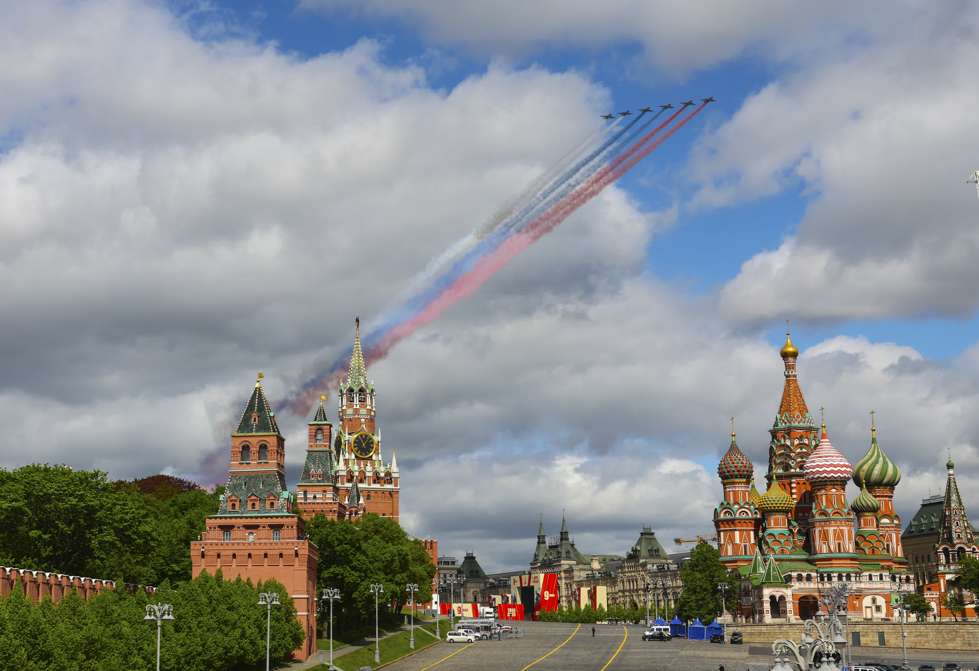 5月5日，在俄羅斯首都莫斯科，戰機編隊飛過紅場，參加蘇聯偉大衛國戰爭勝利80周年閱兵式綵排。（新華社）