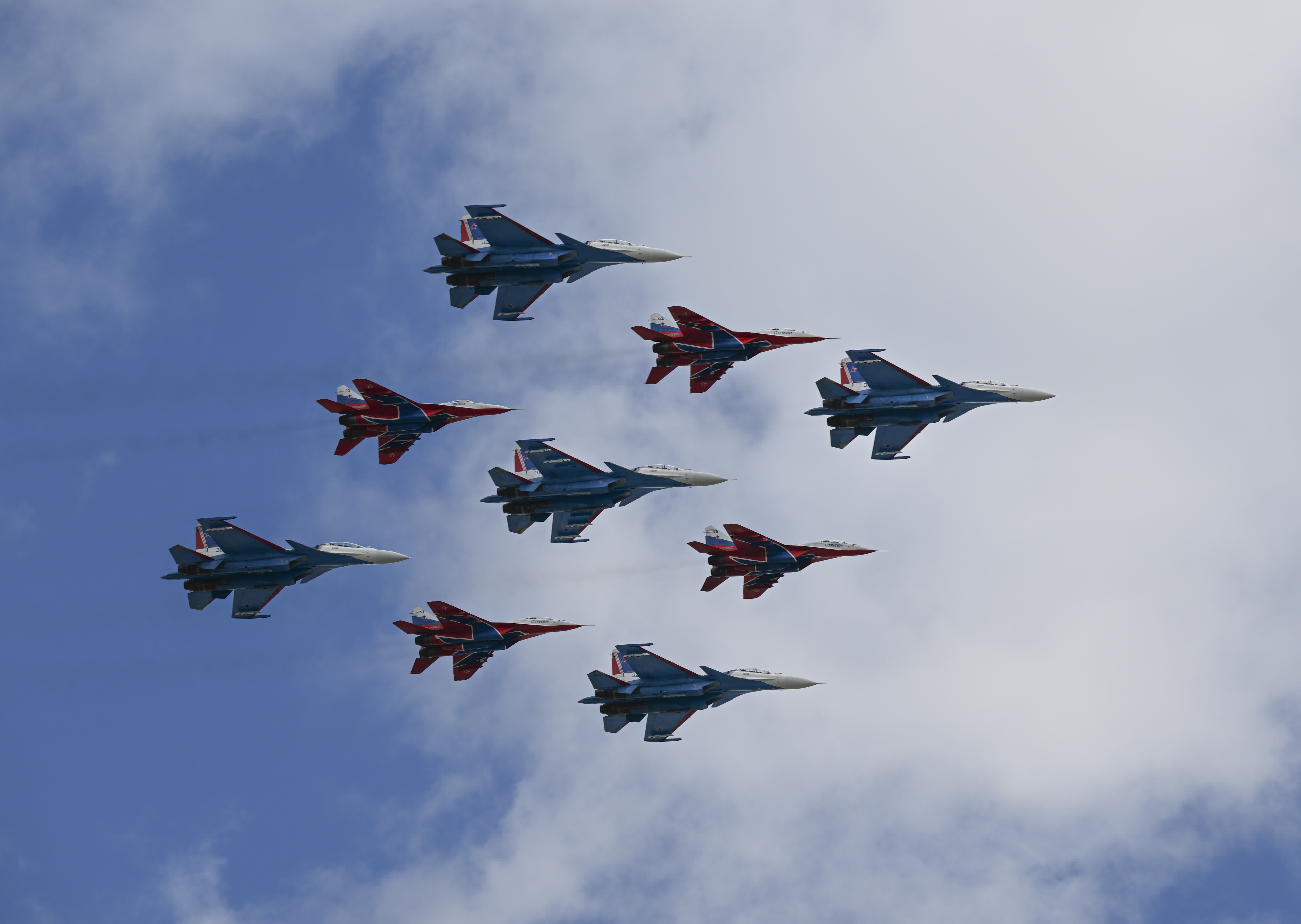 5月5日，在俄羅斯首都莫斯科，戰機編隊飛過紅場，參加蘇聯偉大衛國戰爭勝利80周年閱兵式綵排。（新華社）