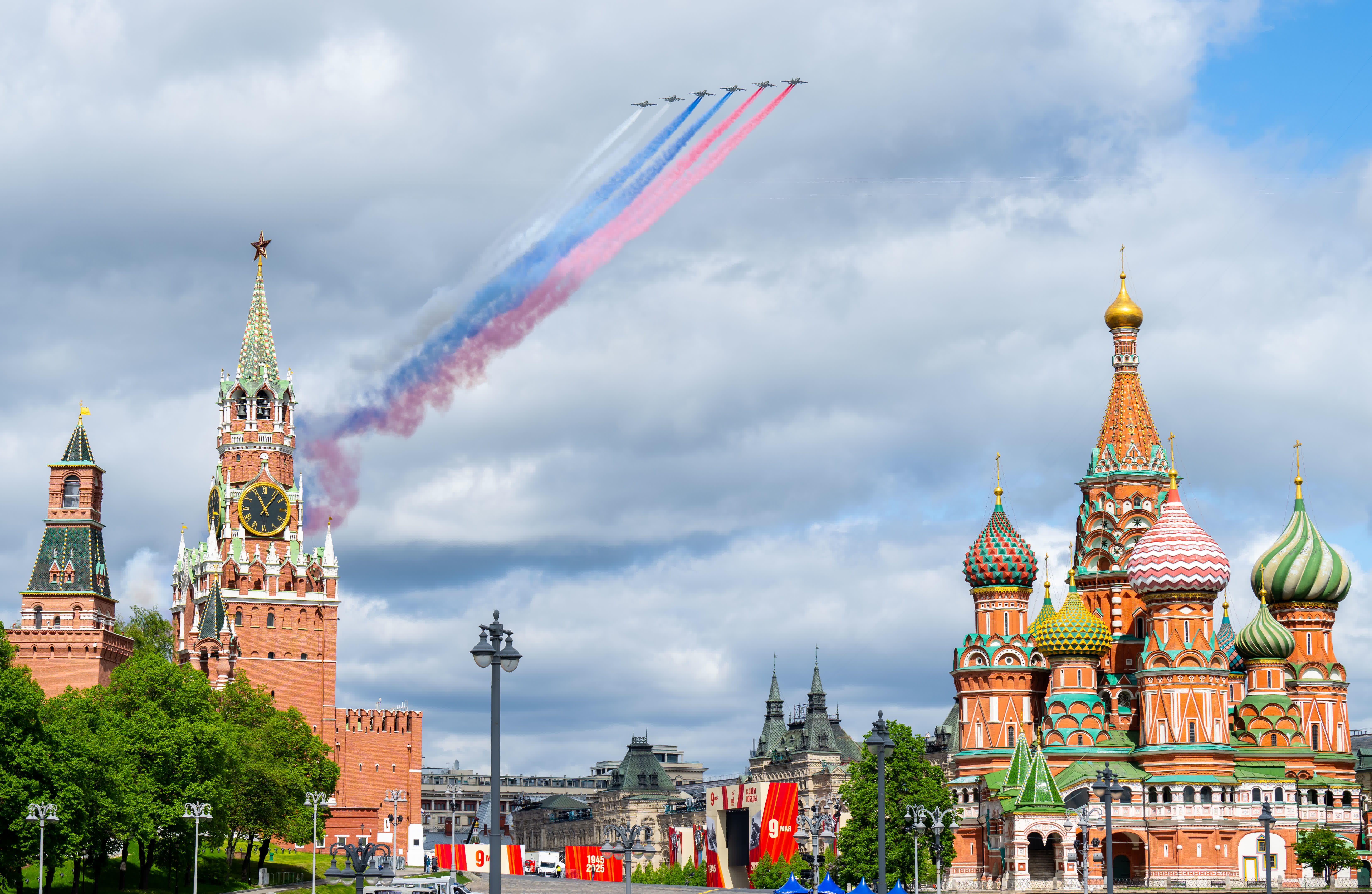 5月5日，在俄羅斯首都莫斯科，戰機編隊飛過紅場，參加蘇聯偉大衛國戰爭勝利80周年閱兵式綵排。（新華社）