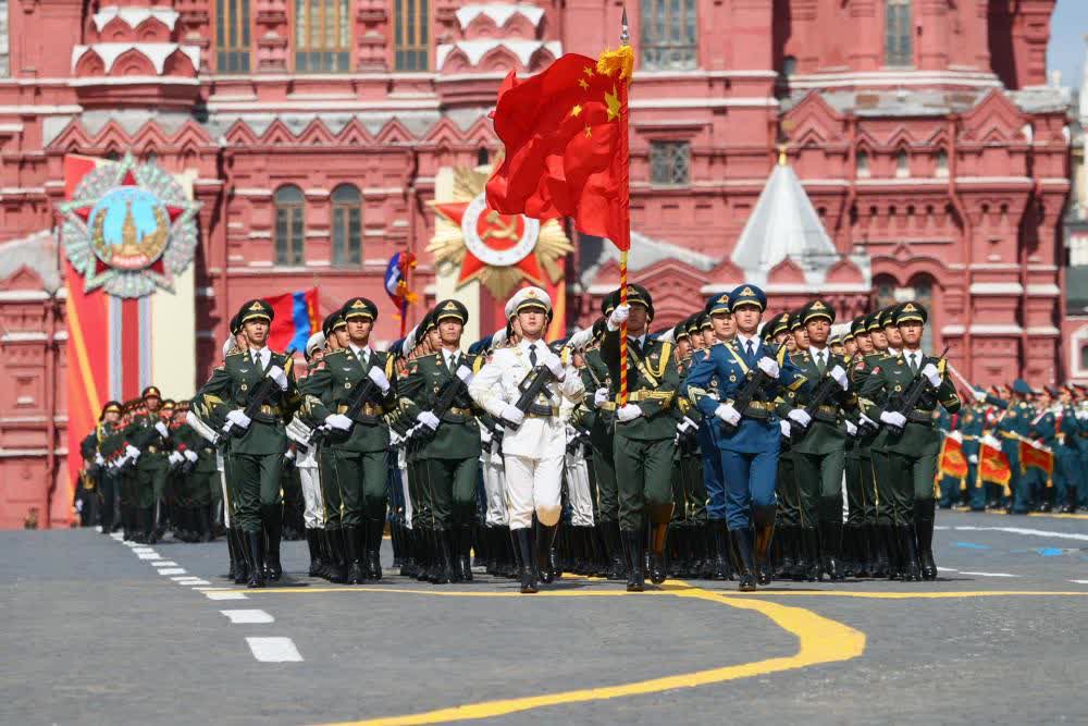5月9日，在俄羅斯首都莫斯科，中國人民解放軍三軍儀仗隊方隊參加紀念蘇聯偉大衛國戰爭勝利80周年閱兵式。（新華社）