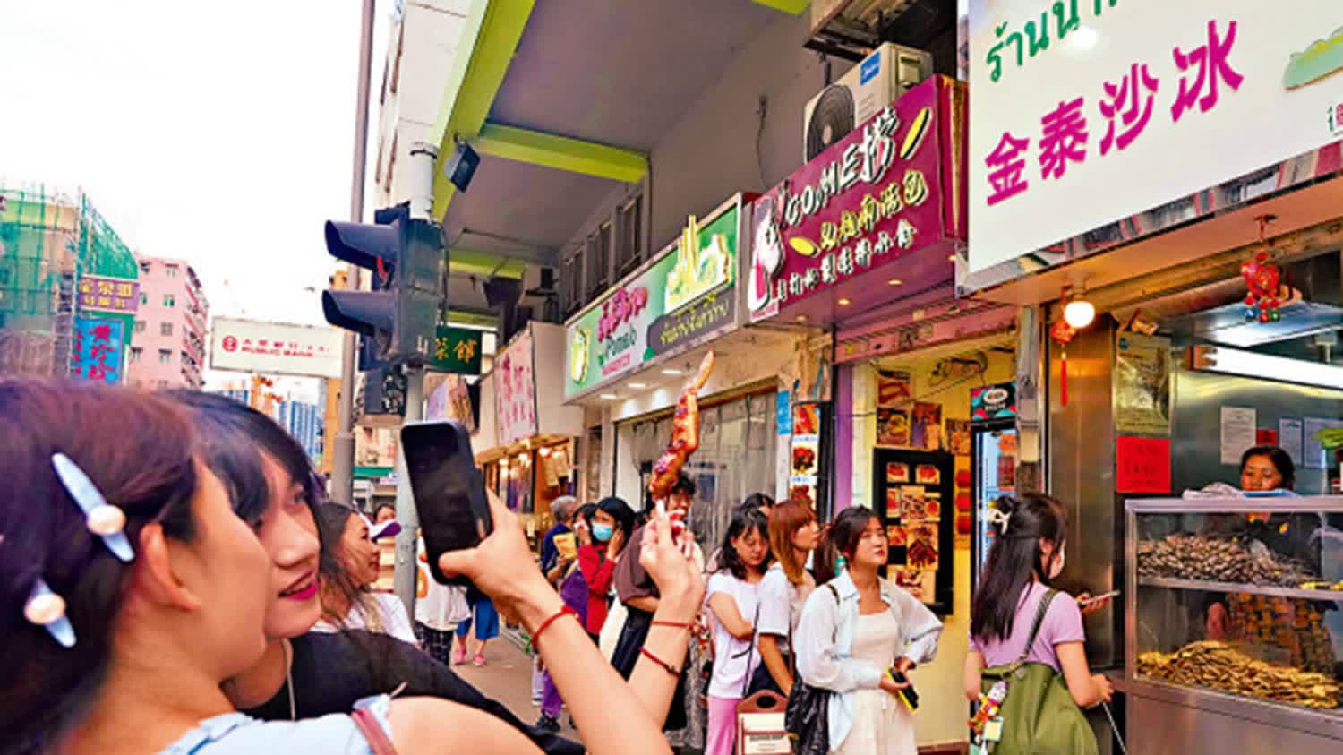 直擊旅遊熱點｜九龍城寨光影之旅　外國遊客：感覺很不可思議