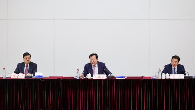 夏寶龍在港會見地區領袖和視察社區客廳