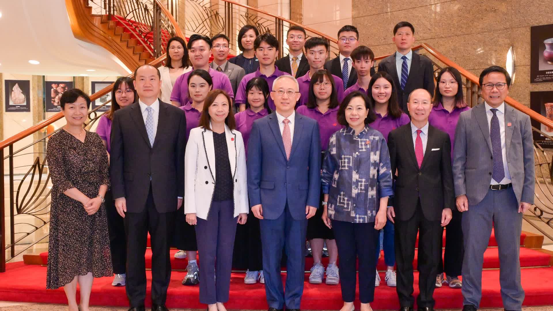 麥美娟率聯合國青年義務實習生參訪外交公署