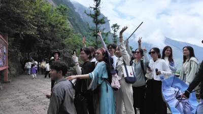 （有片）范長江行動·江西行｜傳媒學子勇攀武功金頂　擁抱雲端草甸