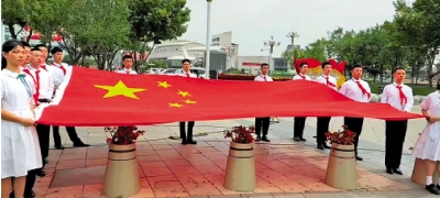 立志報國/遼港學子共執國旗 體悟家國情懷