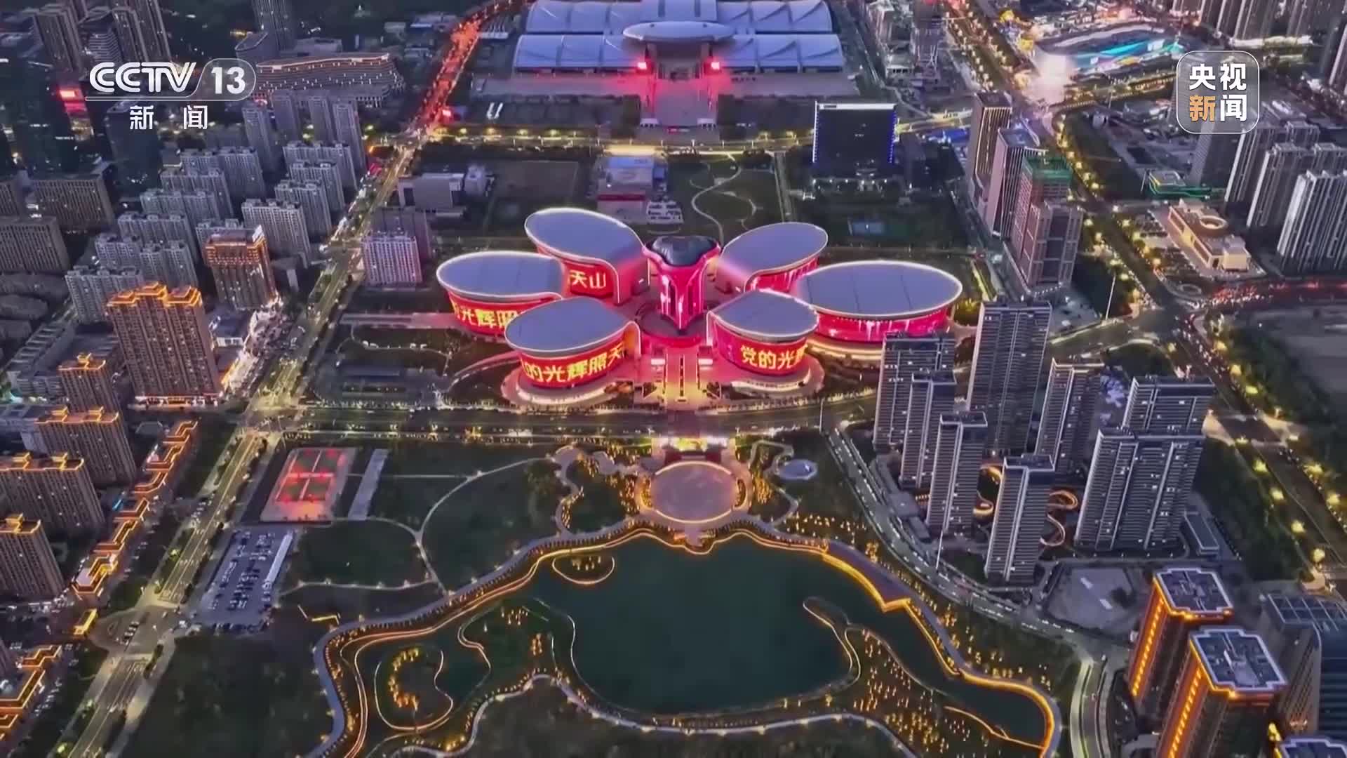 有片）習近平觀看慶祝新疆維吾爾自治區成立70周年文藝晚會《美麗新疆