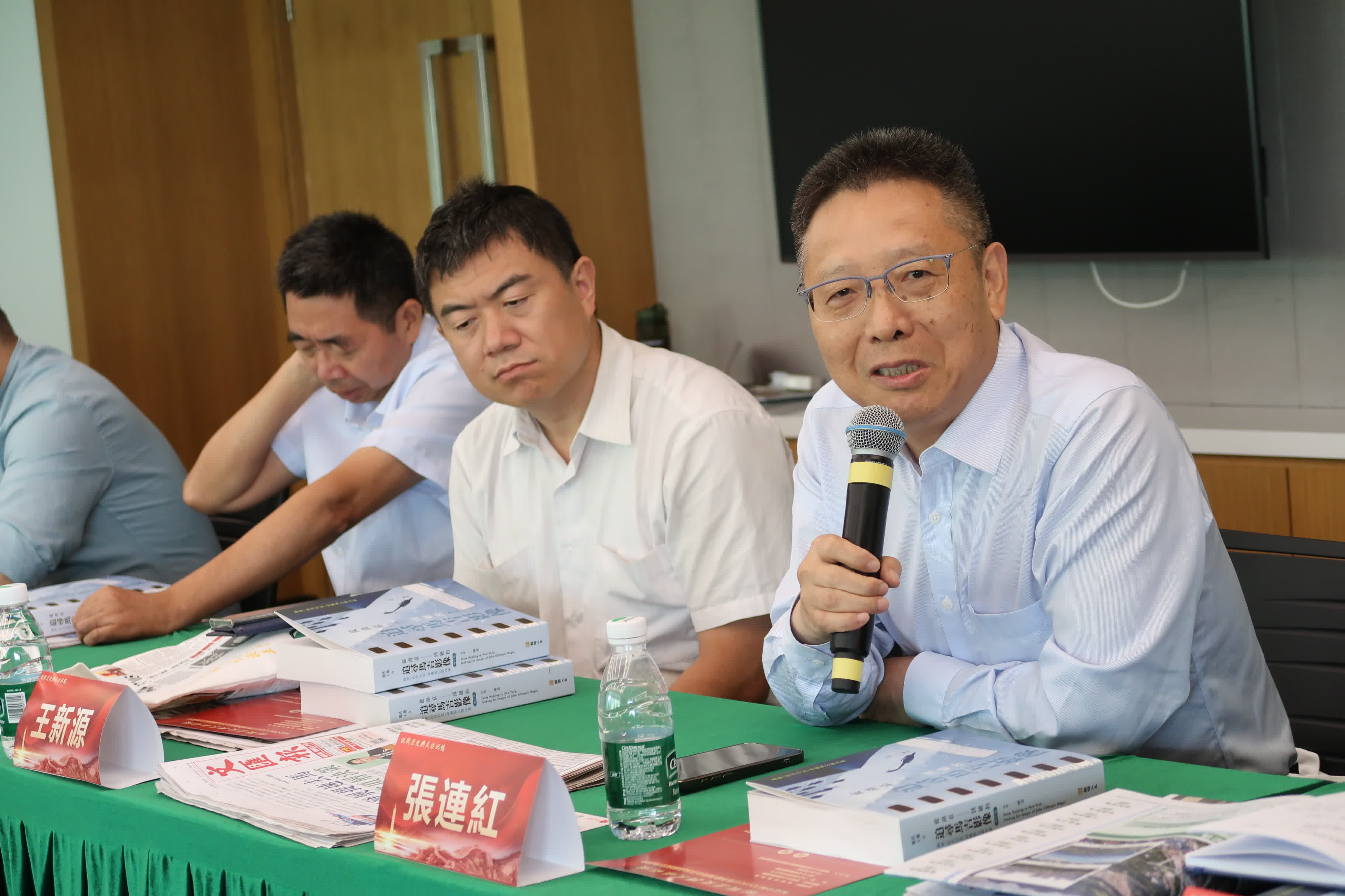 國家記憶與國際和平研究院研究員，江蘇省中國近現代史學會會長、南京師範大學黨委常委、副校長張連紅（右一）做座談會小結。