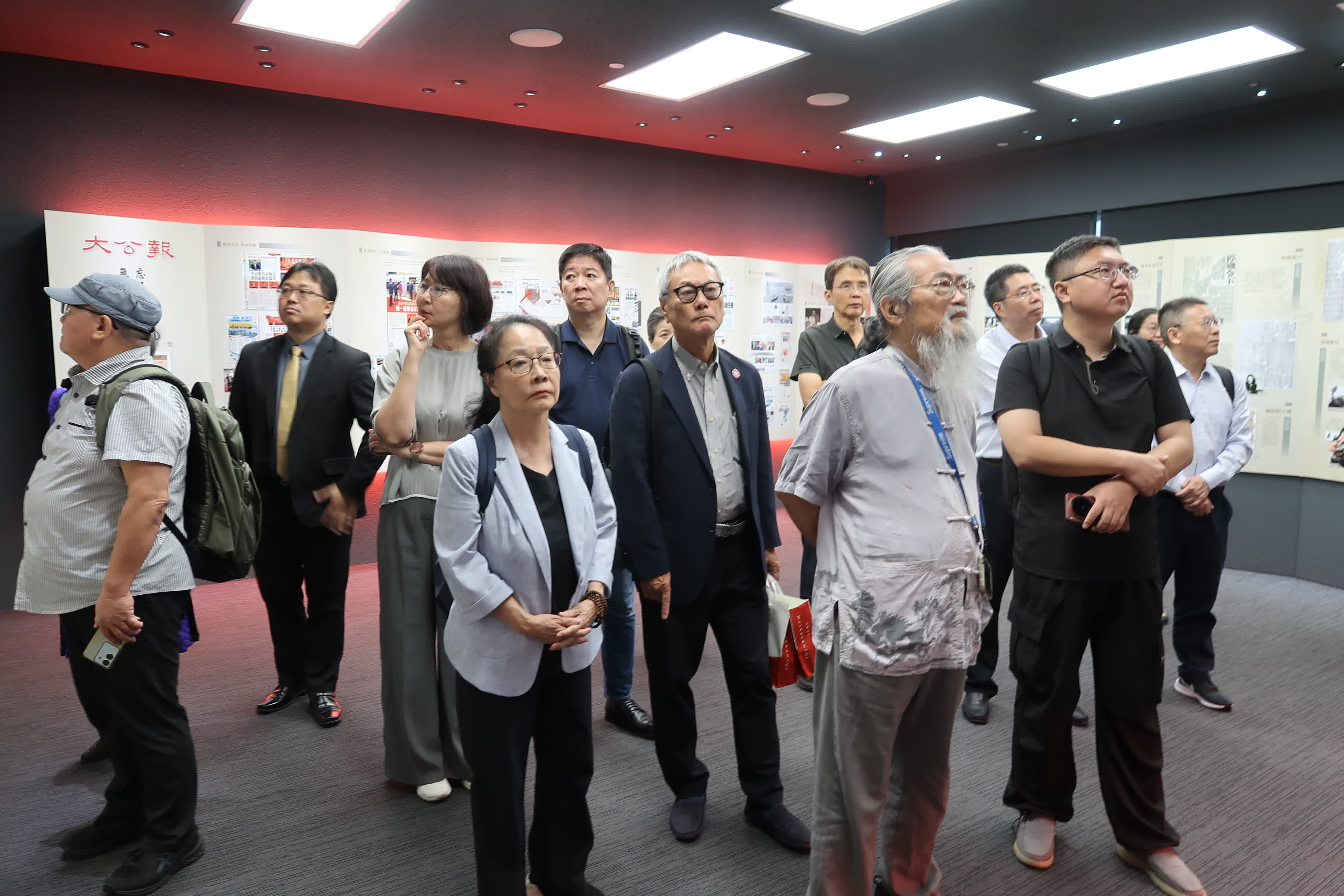 9月18日，嘉賓們參觀大文集團報史館。