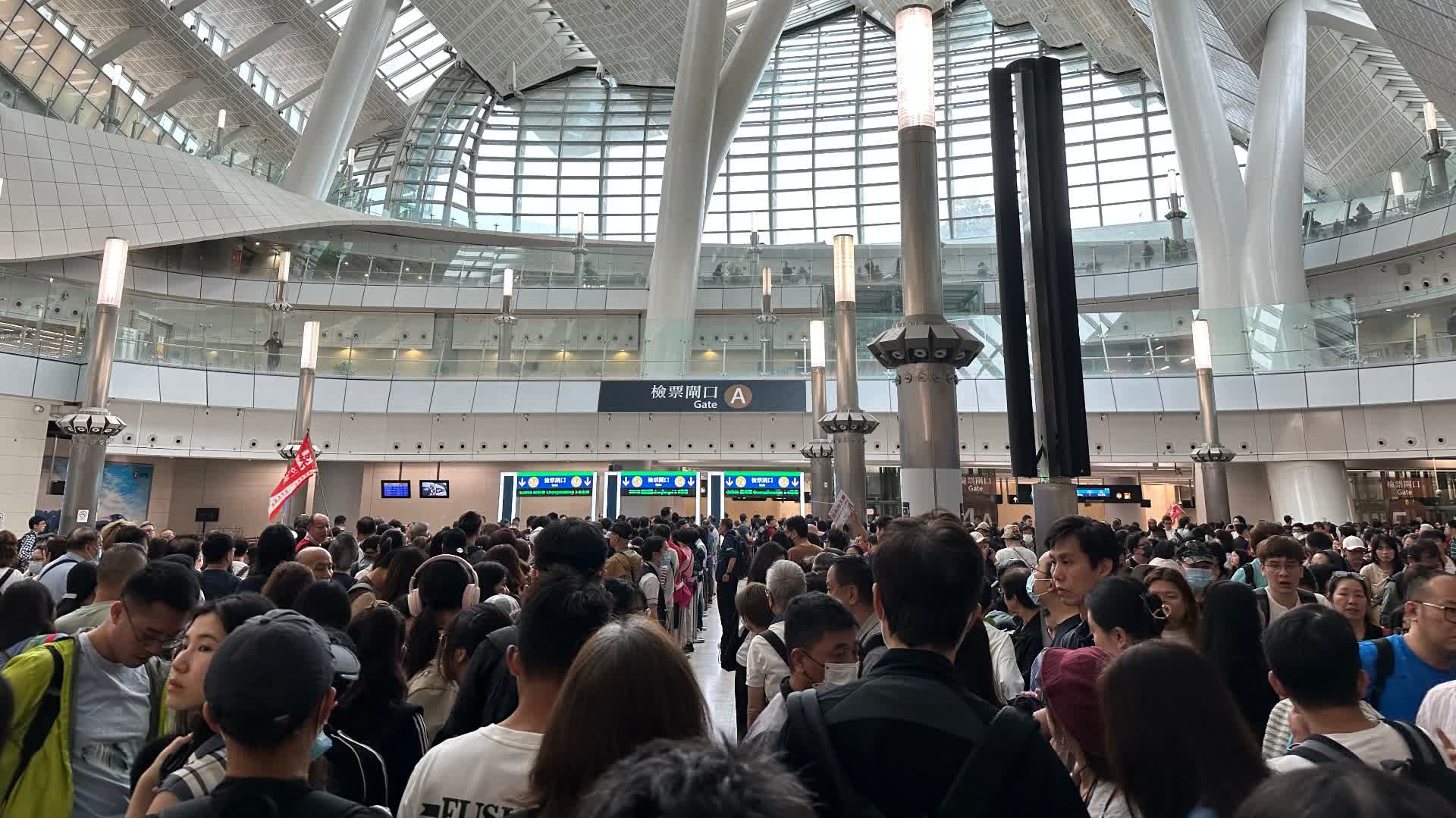 截至下午4時近31萬人次入境　內地旅客佔逾18萬