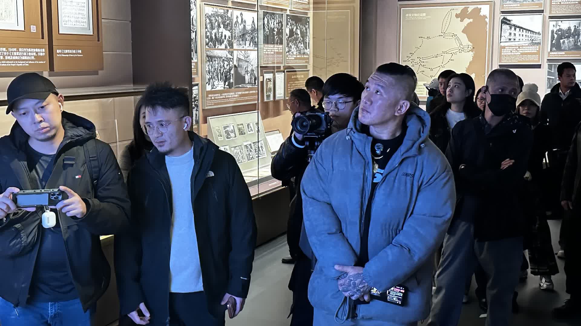 （有片）台網紅「館長」到訪抗戰紀念館　沉浸式了解中華民族抗戰史