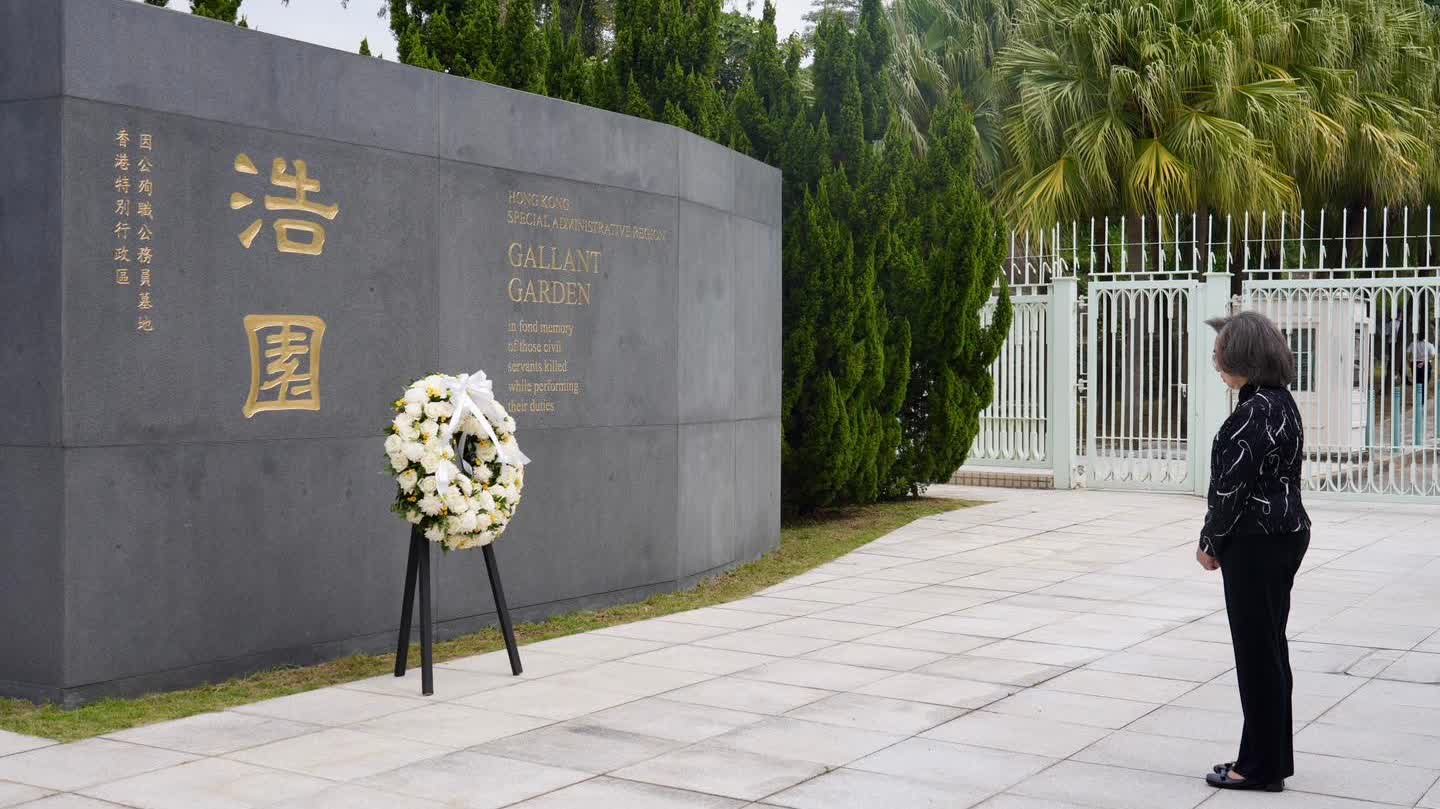 楊何蓓茵到浩園悼念因公殉職公僕　致以祟高敬意