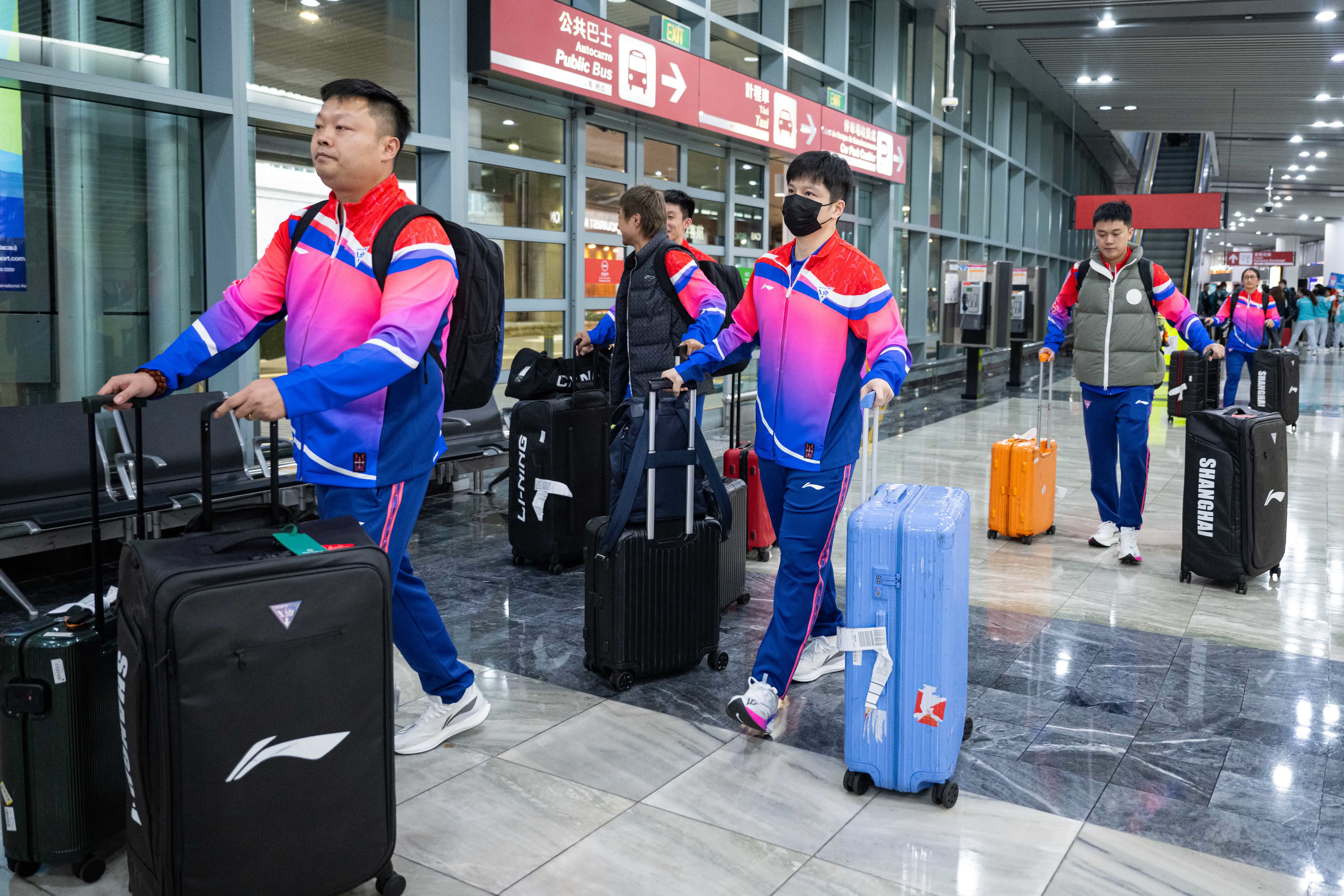 11月4日，參加第十五屆全國運動會乒乓球項目的各代表隊陸續抵達澳門。（新華社）
