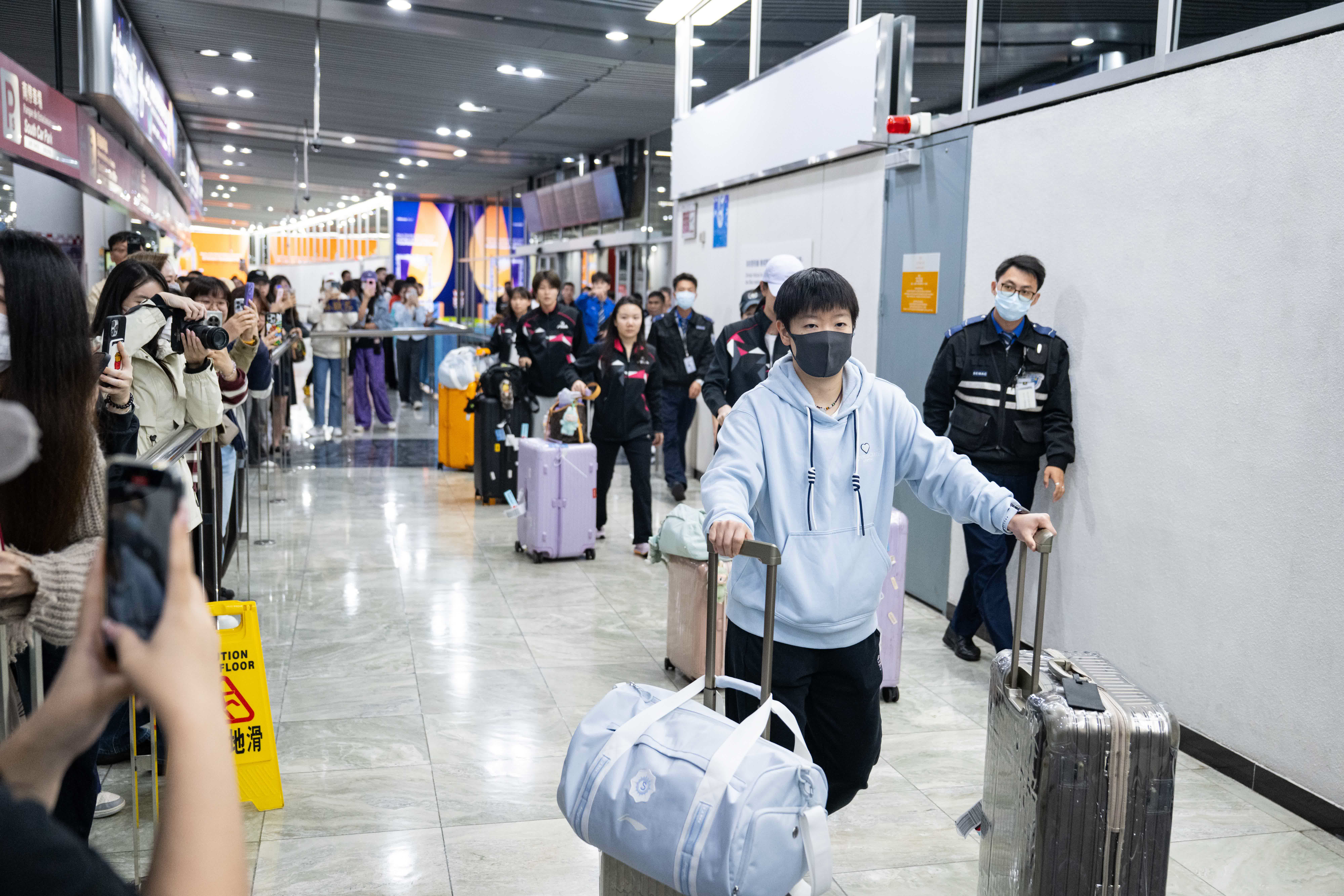 11月4日，參加第十五屆全國運動會乒乓球項目的各代表隊陸續抵達澳門。（新華社）