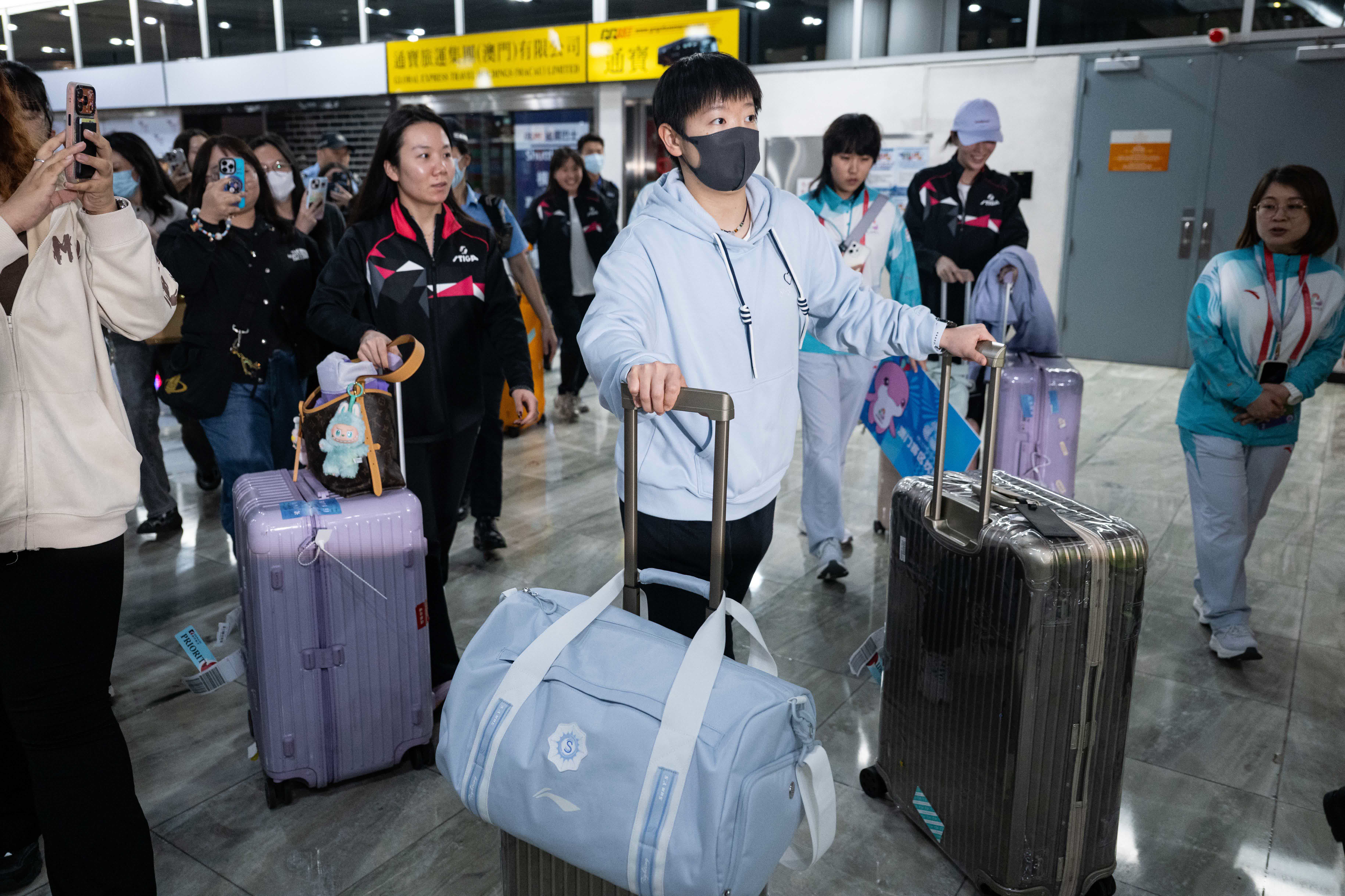 11月4日，參加第十五屆全國運動會乒乓球項目的各代表隊陸續抵達澳門。（新華社）