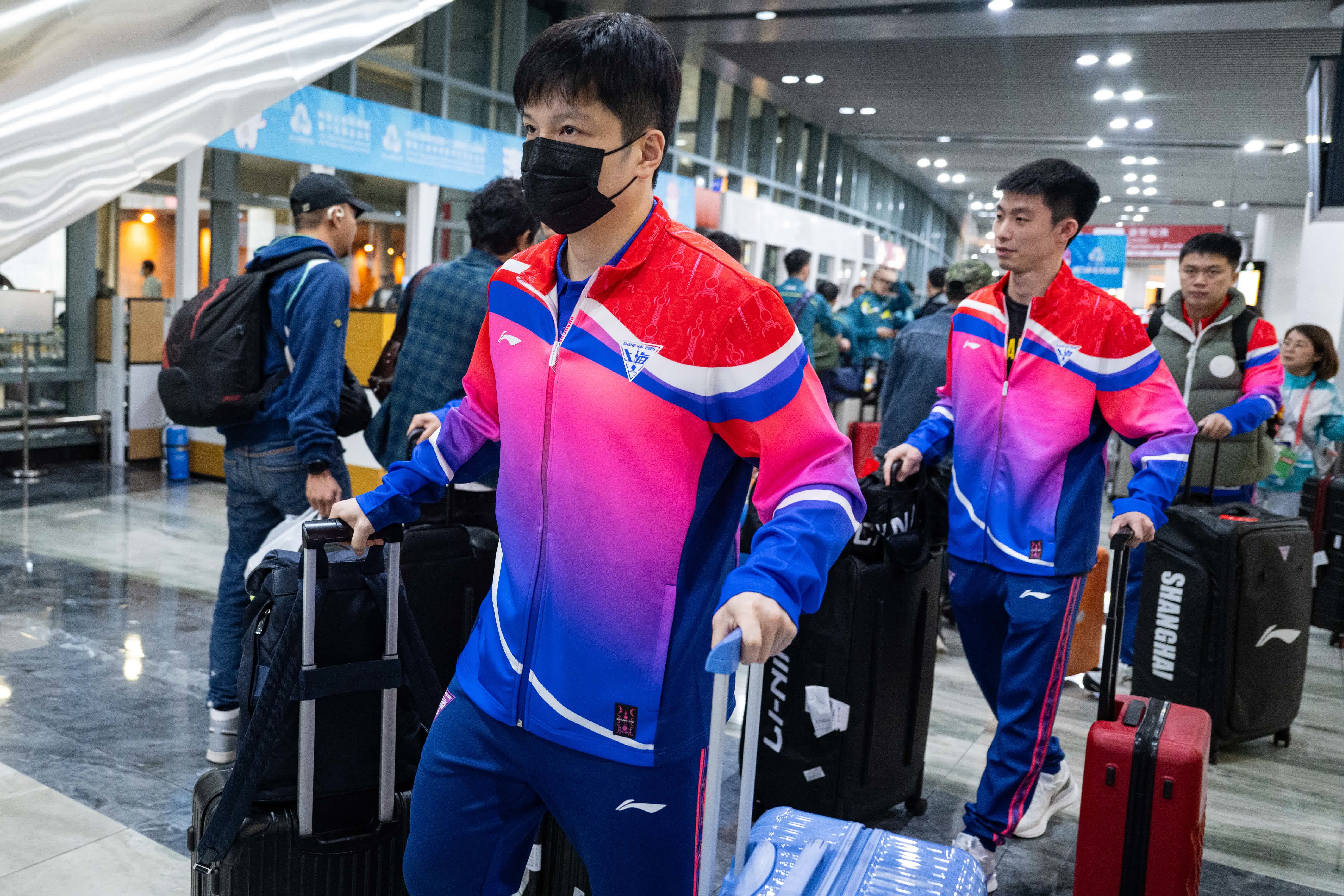 11月4日，參加第十五屆全國運動會乒乓球項目的各代表隊陸續抵達澳門。（新華社）