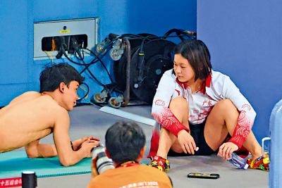 花絮/化身跑腿員 給隊友送康復貼