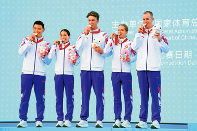 港三鐵隊混合接力賽獲銀