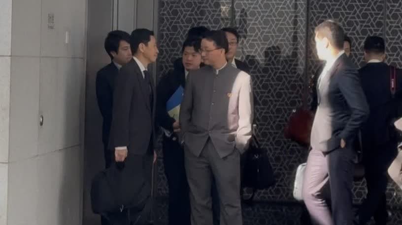 日本外務省官員離開中國外交部