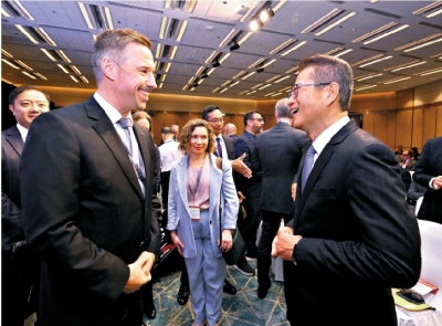 港成資金避險安全港 銀行存款增逾一成