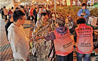 關愛隊協助居民疏散 派送物資