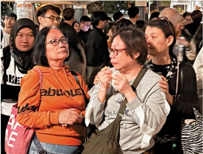 奶奶痛失好友 泣不成聲