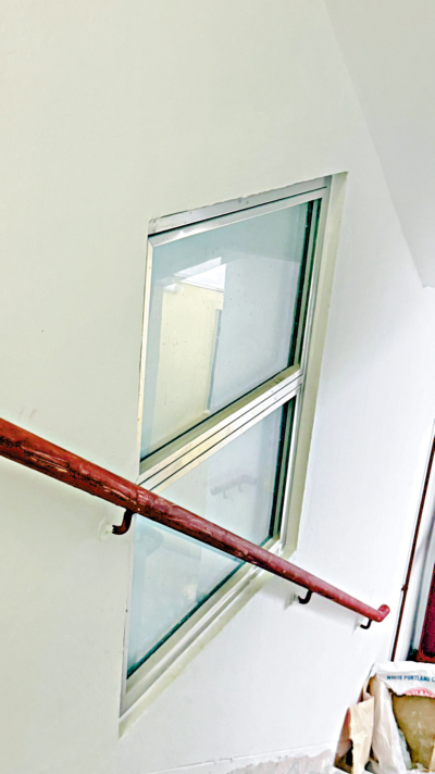 的士團隊義載居民搬運行李