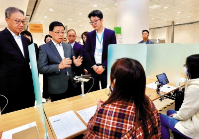 特首巡票站打氣 籲市民踴躍投票