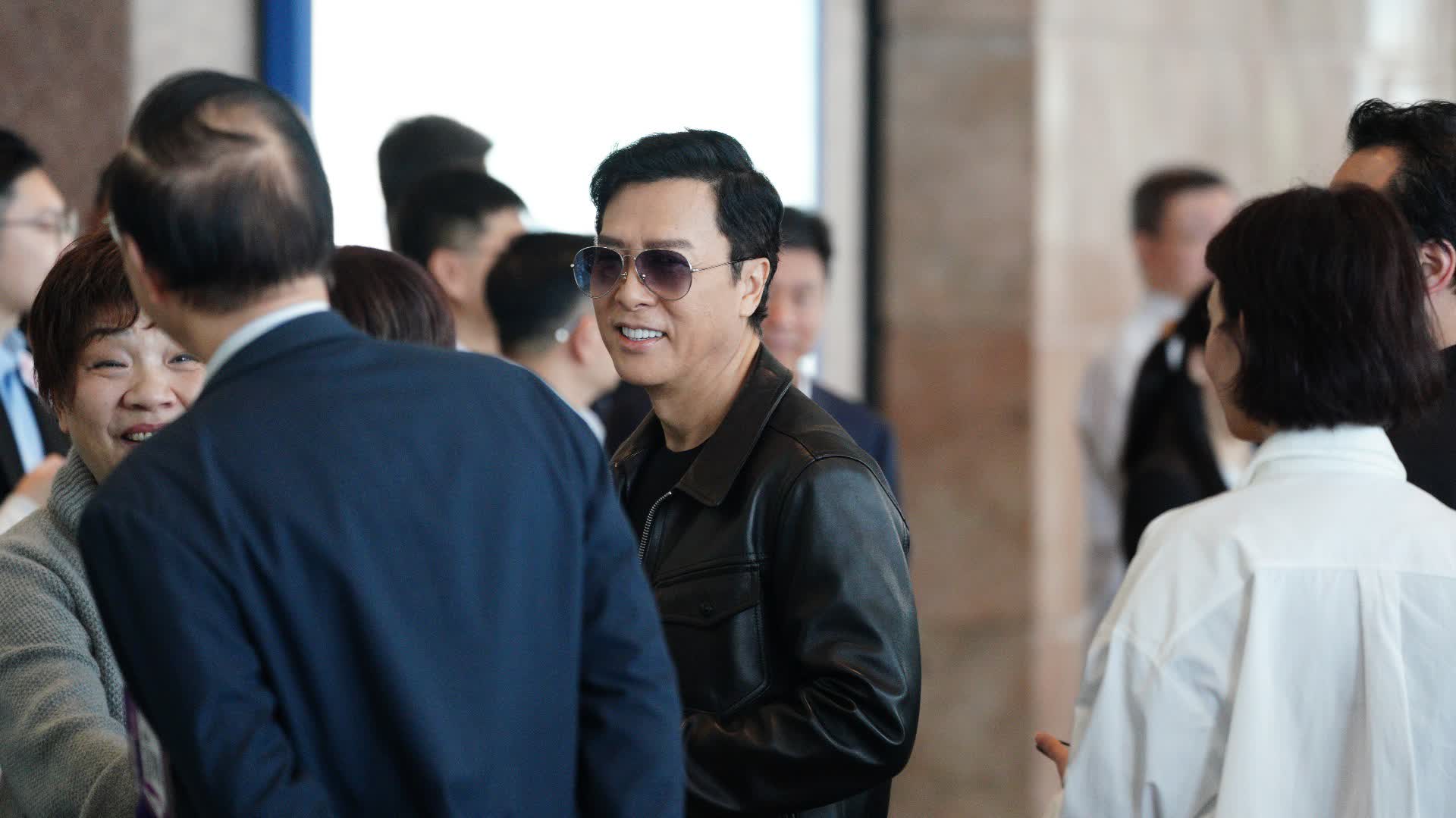 （有片）真心投一票·演藝界｜鄺美雲籲選民齊投票　甄子丹低調現身投票