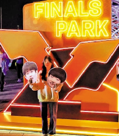 花絮/粉絲手持偶像頭像合照留念