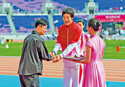 蘇炳添為跳遠比賽頒獎　鼓勵選手「加油」