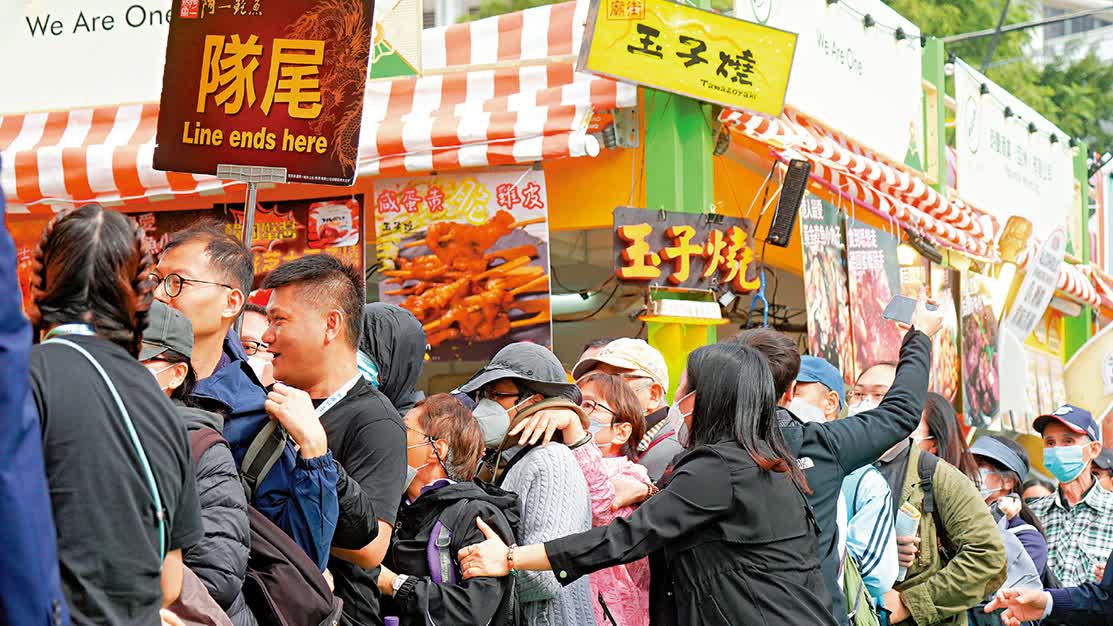 雨天人潮不減 一蚊鮑魚搶手　海外遊客工展會滿載歸
