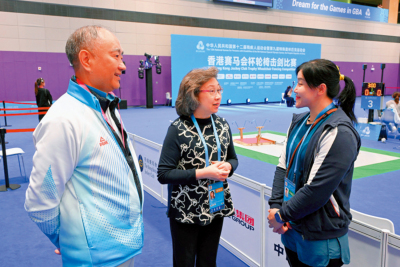 為輪椅劍擊選手打氣