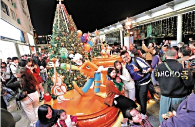 坐開篷巴睇聖誕燈飾 小朋友伸手「摘星星」